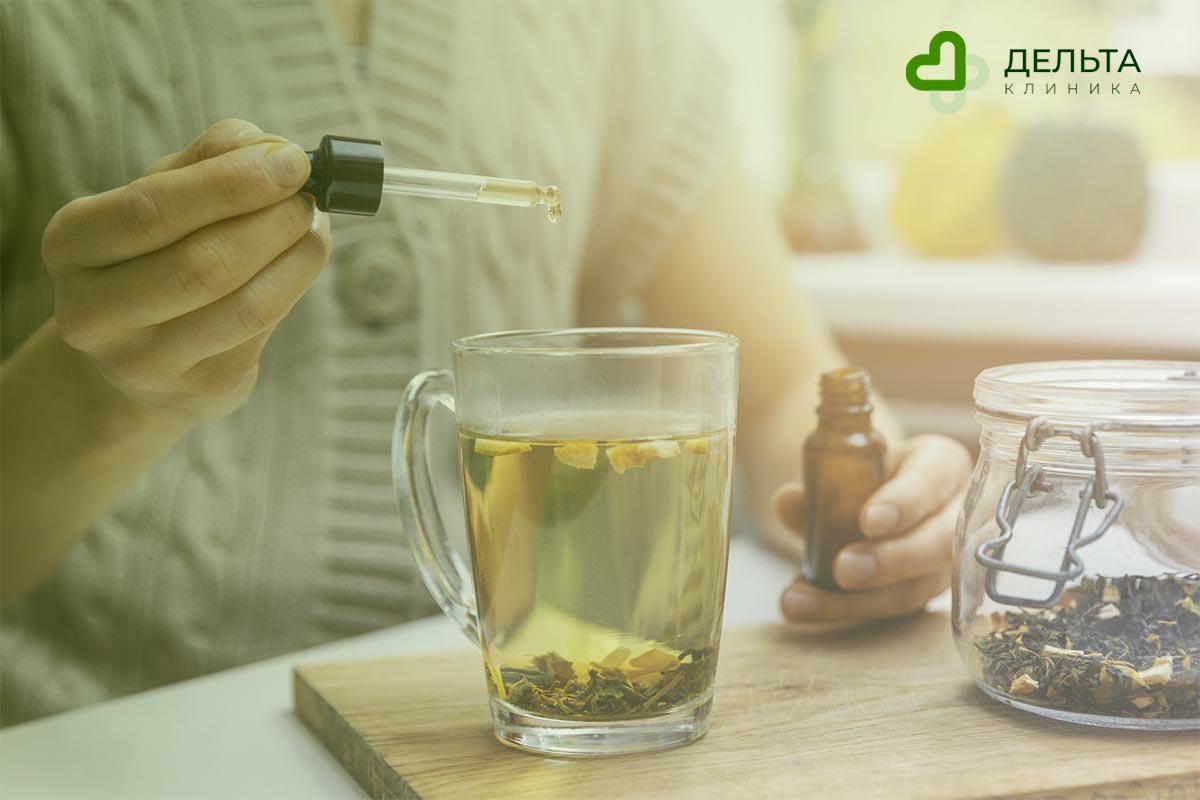 Мужчина добавляет в стакан Корвалол