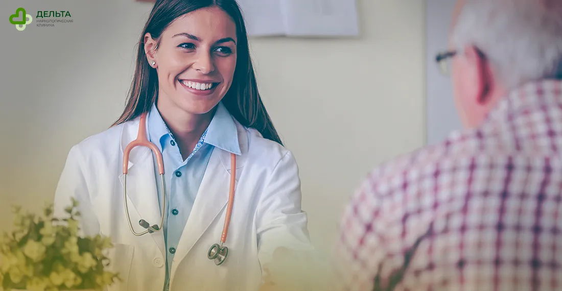Женщина-врач улыбается пациенту